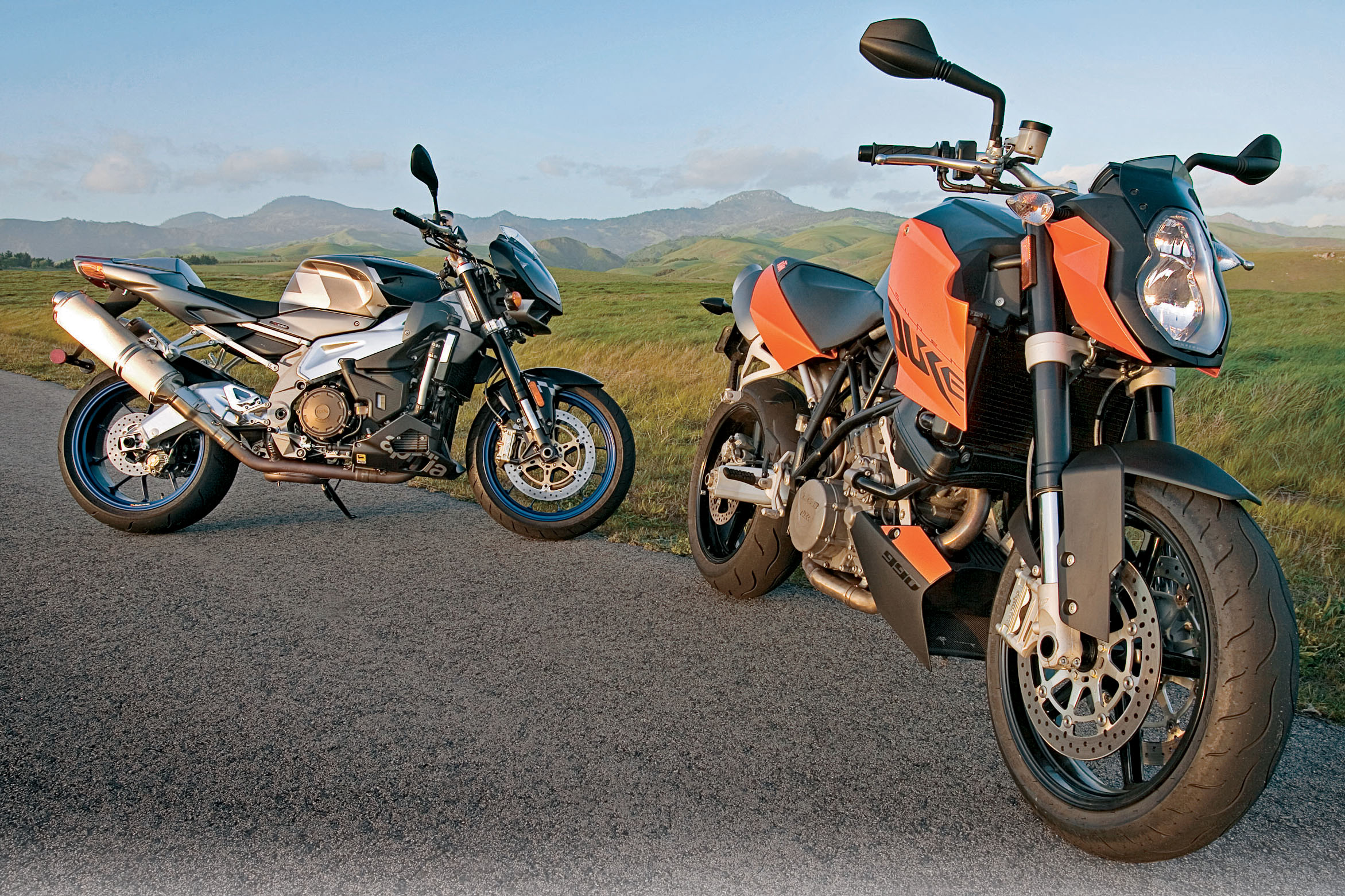 Tuono vs KTM Duke 390