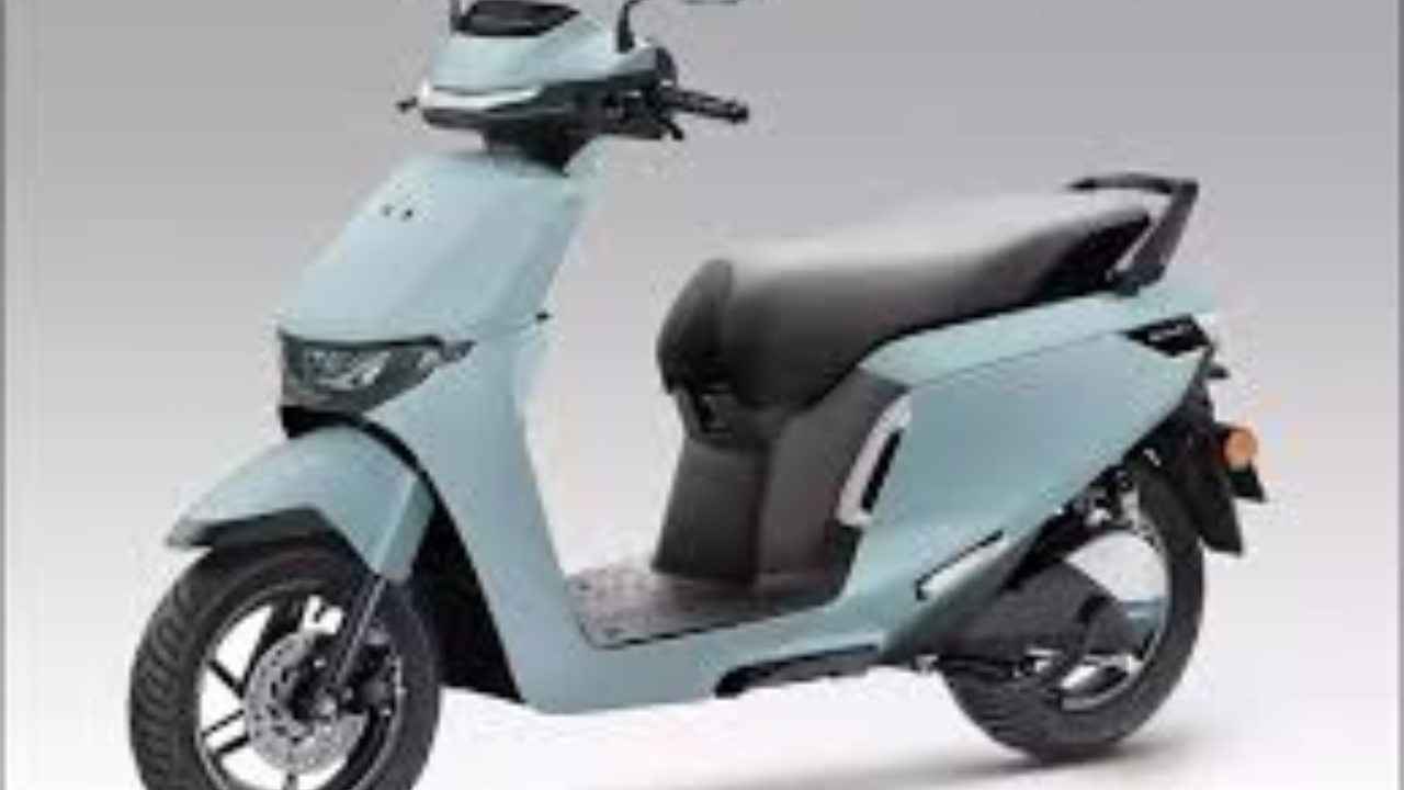 Honda QC1 electric scooter launched with a 100 km range, stylish design & advanced features at an expected price of ₹70,000. Launching in March-April 2025!"